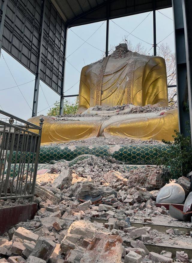 지난 4일 미얀마 만달레이 인근 소도시 아마라푸라의 200년 된 사원에서 대형 불상이 지진으로 파손돼 있다. 아마라푸라=허경주 특파원