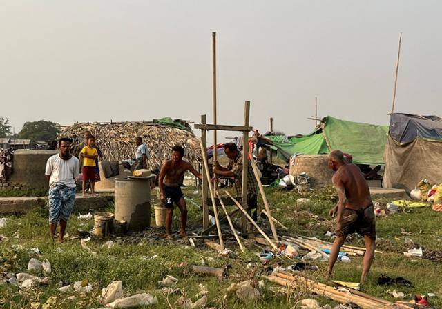 지난 4일 미얀마 만달레이에서 남서쪽으로 13㎞ 떨어진 이슬람 교인 마을 본우에에서 지진을 피해 인근 공터로 피신한 무슬림 미얀마인들이 우물을 파고 있다. 본우에=허경주 특파원