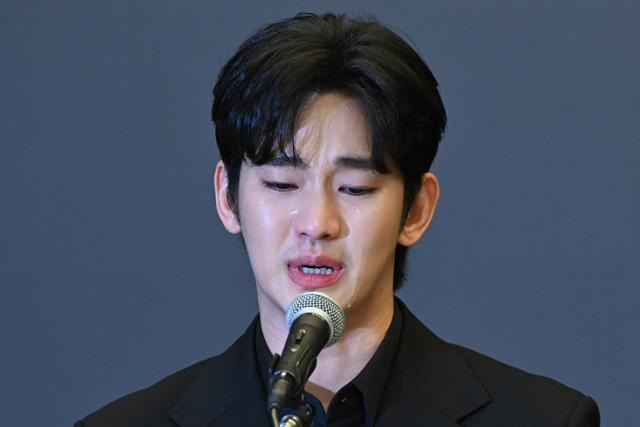 사생활 논란이 불거진 배우 김수현이 지난달 31일 서울 마포구 스탠포드호텔에서 기자회견을 열고 입장을 밝혔다. 박시몬 기자