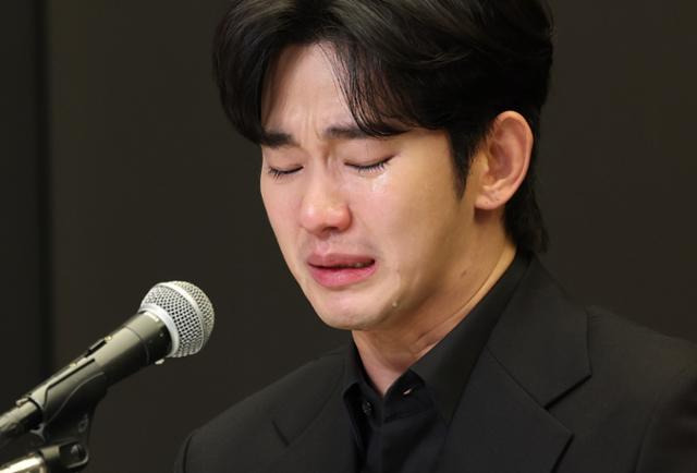 배우 김수현이 긴급 기자회견을 열고 고(故) 김새론이 미성년자일 때부터 교제했다는 의혹을 비롯한 각종 논란에 대해 입장을 밝혔다. 뉴스1