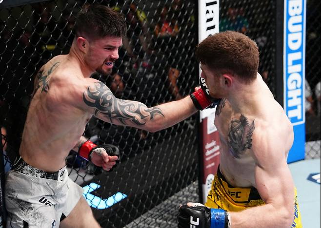 트레버 피크(왼쪽). 사진=UFC