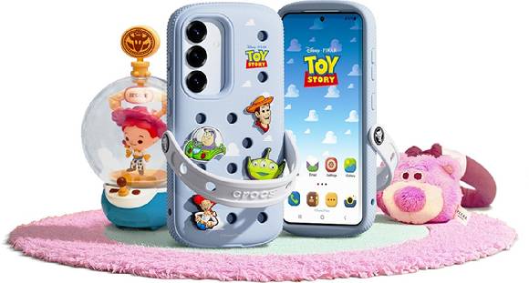 KT가 삼성전자, 크록스 코리아, 디즈니 코리아와 함께 토이 스토리 30주년 기념 ‘갤럭시 S25 크록스 토이 스토리 에디션’을 출시한다. [사진=KT]