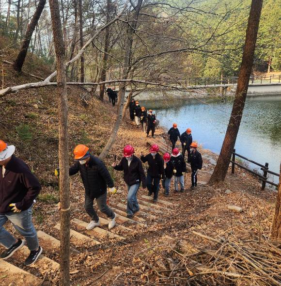 지난 7일 하동군 공무원들이 산불 현장에 투입되고 있다. [사진=연합뉴스]