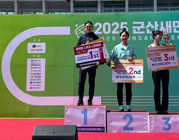 2025 군산 새만금 마라톤 대회에서 우승한 제천시청 최경선(왼쪽) 육상 선수가 기념 촬영을 하고 있다. [사진=제천시]