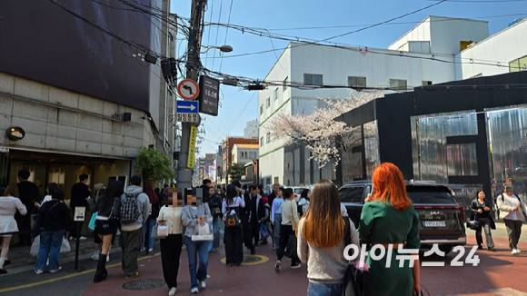 8일 오후 서울 성수동 일대가 방문객들로 북적이고 있다.  [사진=진광찬 기자]