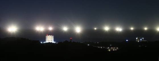 동해안 대표 어종인 오징어의 어획량이 급감하고 있는 것으로 나타났다. 오징어 성어기 때 오징어잡이 어선들의 집어등이 속초 앞바다를 수놓고 있다. [연합뉴스]