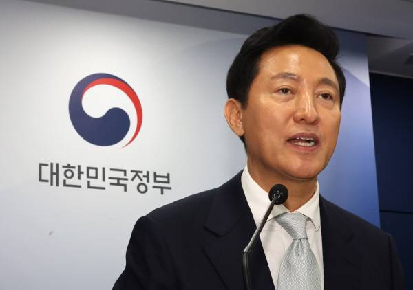 오세훈 서울시장이 지난달 19일 정부서울청사에서 열린 주택시장 안정화 방안 발표에서 기자의 질문에 답하고 있다. 연합뉴스