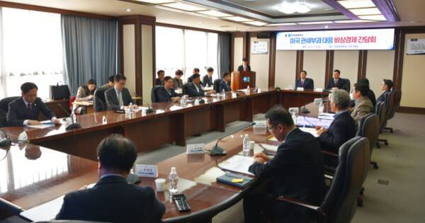 8일 인천상공회의소에서 열린 ‘미국 관세부과 대응 비상경제 간담회’에서 박주봉 인천상공회의소 회장, 유정복 인천시장, 기업인 등이 대응방안을 논의하고 있다. 인천상공회의소 제공