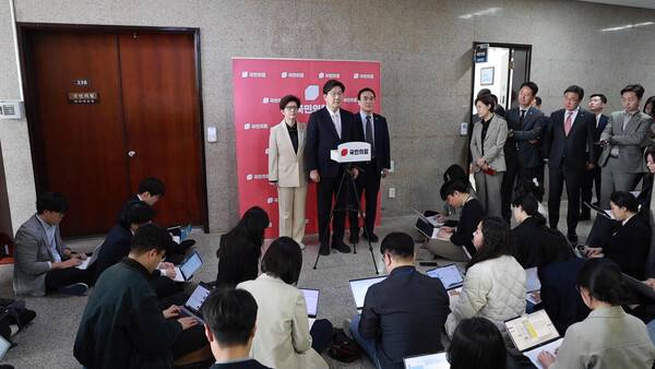 ▲권성동 국민의힘 원내대표가 8일 백브리핑에서 윤석열 전 대통령의 계엄선포가 국민에 대한 배반행위라는 헌재 결정에도 윤 전 대통령과 관계를 정리못하면 국민의힘도 국민 배반 아니냐는 질문에 지나친 비약이라며 대선승리 생각밖에 없다고 답하고 있다. 사진=미디어오늘 영상 갈무리