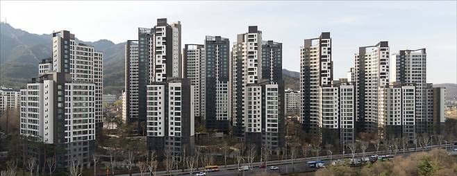 경기 과천 부림동 주공7-1단지를 재건축한 ‘과천센트럴파크푸르지오써밋’은 지난 3월 전용 84㎡ 3채가 각각 20억~21억원에 거래되며 신고가를 기록했다. 인근 중앙동 ‘과천푸르지오써밋(주공1단지 재건축)’도 같은 달 전용 84㎡가 24억1500만원에 신고가를 경신했다. (윤관식 기자)