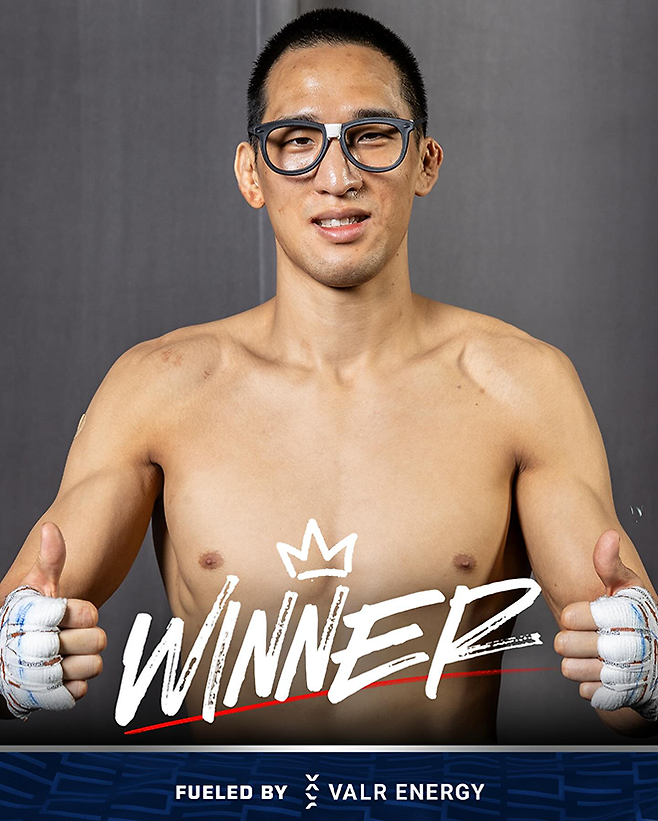 김태균이 우승상금 50만 달러 2025 PFL 월드 토너먼트 페더급 4강 진출 기념 촬영을 하고 있다. 사진=MMAX Investment Partners, Inc.