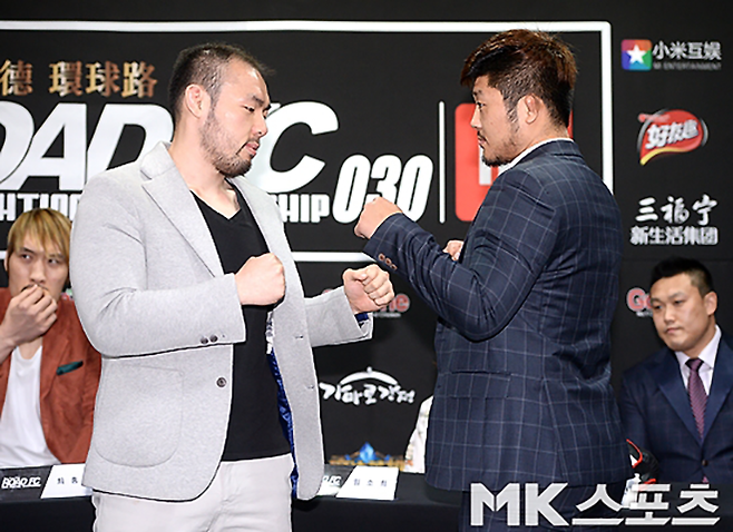 2016년 4월 로드FC 30 기자회견에서 다음 대회 출전이 예고된 후 마주 보는 이둘희와 권아솔. 왼쪽은 최홍만, 오른쪽은 명현만. 사진=MK스포츠DB