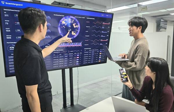 SK텔레콤 구성원들이 ‘스캠뱅가드’ 기술을 점검하고 있다. /사진=SKT