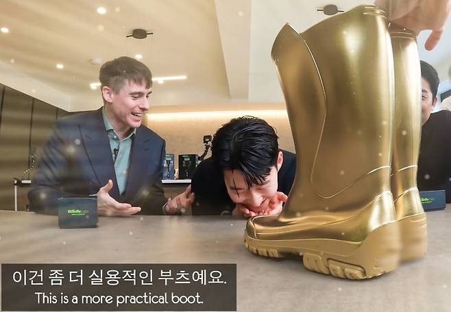 2022년 프리미어리그 골든부츠를 수상한 손흥민이 한 스태프로부터 황금색 장화를 선물받았다. /사진=유튜브 '영국남자' 갈무리