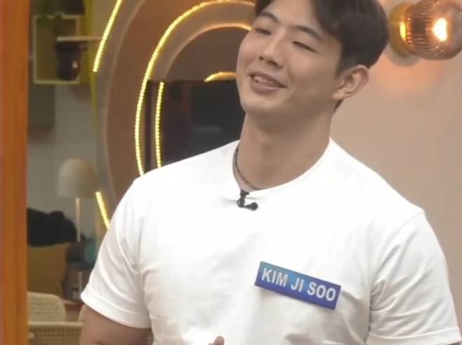 지수가 필리핀 한 방송에서 김수현과 관계를 묻는 말에 "개인적으로 만난 적 없다"고 선을 그었다. /사진=필리핀 방송화면 캡처