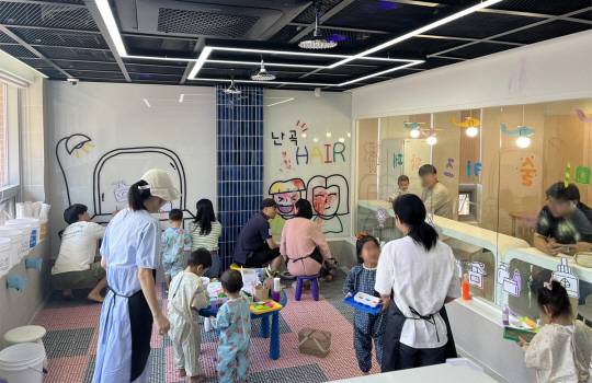 어린이들이 서울 관악구 서울형키즈카페 난곡동점 물감실에서 놀이를 하고 있다. 관악구청 제공