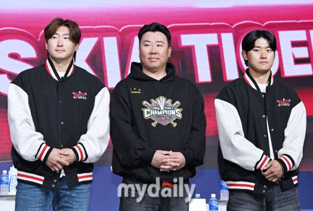 KIA 타이거즈 나성범, 이범호 감독, 김도영(왼쪽부터)이 20일 오후 서울 잠실 롯데호텔 월드에서 진행된 '2025 프로야구 KBO 미디어데이'에서 포토타임을 갖고 있다. 올시즌에는 맞춤형 피치클락 도입, 연장전 이닝 축소(12회→11회), 비디오판독 대상 확대 등 리그의 공정성을 강화하고 박진감 넘치는 경기를 선보이기 위한 다양한 조치들이 이루어 진다. 2025 KBO리그는 22일 오후 2시 잠실, 문학, 수원, 대구, 광주 등 5개 구장에서 일제히 개막한다./마이데일리