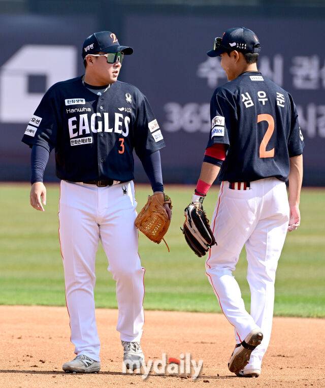 2025년 3월 22일 오후 경기도 수원KT위즈파크에서 '2025 신한 SOL뱅크 KBO 리그' 한화 이글스와 KT 위즈의 경기. 한화 2루수 안치홍과 유격수 심우준이 이야기를 나누고 있다./마이데일리