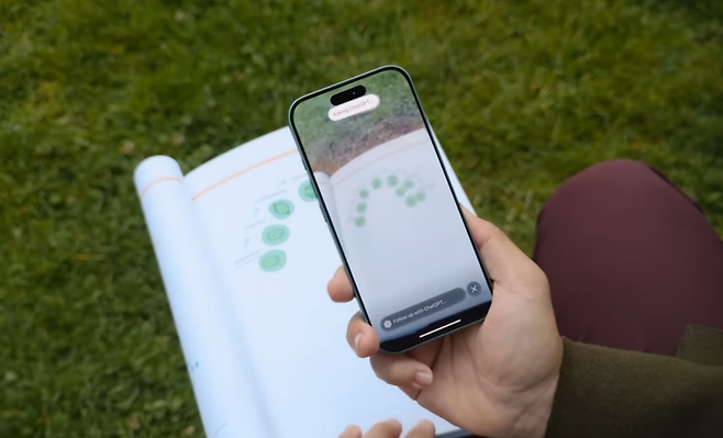 애플 인텔리전스 기능을 활용하는 모습 [애플 공식 유튜브 캡처]