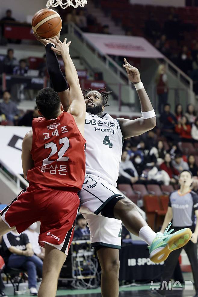 [안양=뉴시스] 최동준 기자 = 지난 1월22일 경기 안양정관장아레나에서 열린 2024-2025 KBL 리그 원주 DB 프로미와 안양 정관장 레드부스터스의 경기, DB 로버트 카터가 정관장 하비 고메즈의 수비를 피해 공격을 시도하고 있다. 2025.01.22. photocdj@newsis.com
