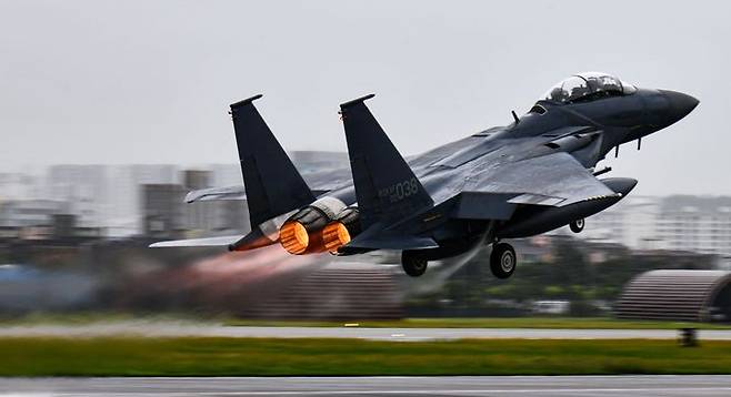 [서울=뉴시스] 공군은 10일 제11전비 F-15K 6대가 다국적 연합공중훈련 '2024 피치블랙'에 참가하기 위해 호주 다윈기지로 출발했다고 밝혔다.F-15K는 KC-330으로부터 5차례 공중급유를 받으며 호주 다윈기지까지 약 7시간 30분 동안 중간 기착없이 비행할 예정이다. 이번 비행은 우리 공군의 공중급유를 통한 최초 무중단 페리(Ferry) 임무이다. 사진은 힘차게 이륙하고 있는 F-15K. (사진=공군 제공) 2024.07.10. photo@newsis.com *재판매 및 DB 금지