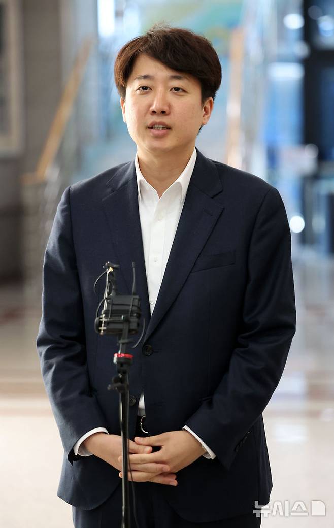 [과천=뉴시스] 김선웅 기자 = 이준석 개혁신당 의원이 8일 경기 과천시 중앙선거관리위원회에서 오는 6월 3일 실시되는 제21대 대통령선거에 예비후보 등록을 마친 뒤 소감과 각오를 말하고 있다. 2025.04.08. mangusta@newsis.com