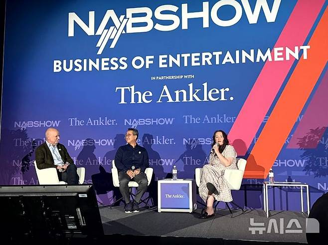 [서울=뉴시스] 데이비드 매든 왓패드 웹툰 스튜디오(WWS) 글로벌 엔터테인먼트 총괄(왼쪽)과 데이비드 리 웹툰 엔터테인먼트 최고운영책임자(COO) 겸 최고재무책임자(CFO, 가운데)가 7일(현지 시간) 미국 라스베이거스에서 열린 'NAB 2025'에 참가해 웹툰·웹소설 IP 영향력을 소개했다. (사진=네이버웹툰 제공)