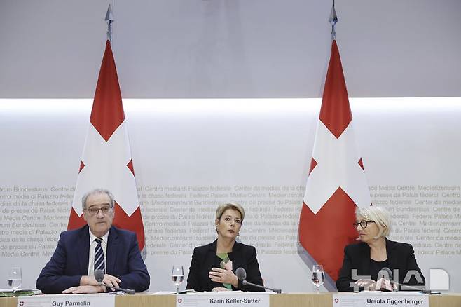 [베른= AP/뉴시스]카린 켈러-수터 스위스 대통령(가운데)이 지난 3일(현지시각) 도널드 트럼프 미 대통령의 스위스 31% 관세 부과와 관련한 기자회견을 하고 있다. 2025.4.5.