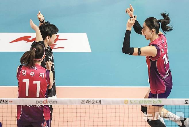 [인천=뉴시스] 정병혁 기자 = 8일 인천 부평구 삼산월드체육관에서 열린 2024-2025 V-리그 여자부 챔피언결정전(5전 3선승제) 5차전 흥국생명 핑크스파이더스와 정관장 레드스파크스의 경기, 흥국생명 김연경이 공격에 성공한 뒤 기뻐하고 있다. 2025.04.08. jhope@newsis.com