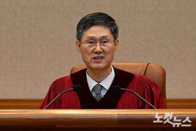 문형배 헌법재판소장 직무대행이 4일 오전 서울 종로구 헌법재판소 대심판정에서 윤석열 대통령 탄핵심판 인용 결정문을 낭독하고 있다. 사진공동취재단