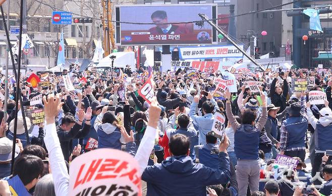 윤석열 전 대통령에 대한 헌법재판소의 탄핵이 인용되자 4일 종로구 일대에서 시민들이 환호하고 있다. 류영주 기자