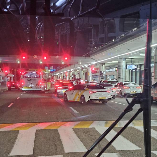 김포공항 앞 차도가 택시들의 불법영업으로 몸살을 앓고 있다. 서울시 제공