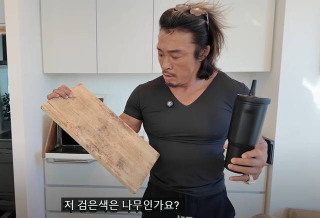 격투기 선수이자 방송인 추성훈이 곰팡이 핀 나무 도마를 바라보고 있다. 유튜브 채널 ‘추성훈’ 영상 캡처
