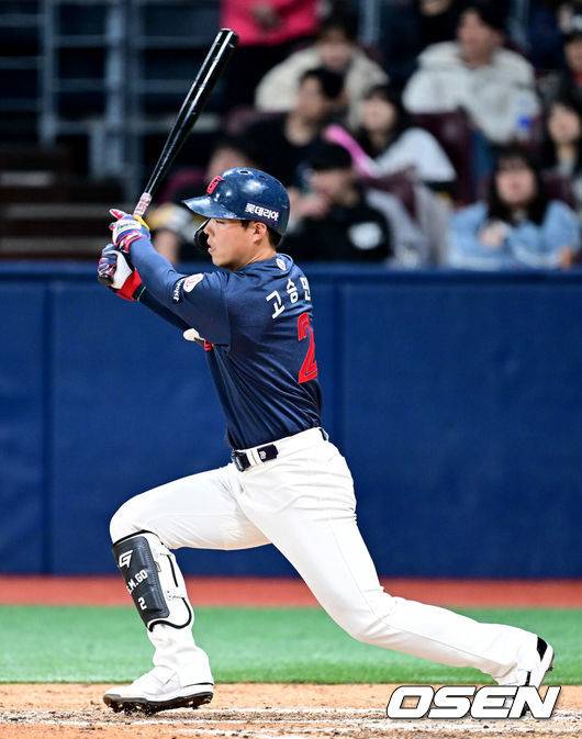 [OSEN=고척, 최규한 기자] 18일 오후 서울 고척스카이돔에서 ‘2025 신한 SOL Bank KBO리그’ 시범경기 키움 히어로즈와 롯데 자이언츠의 경기가 열렸다.홈팀 키움은 정현우, 방문팀 롯데는 나균안을 선발투수로 내세웠다.7회초 1사 주자없는 상황 롯데 고승민이 안타를 날리고 있다. 2025.03.18 / dreamer@osen.co.kr