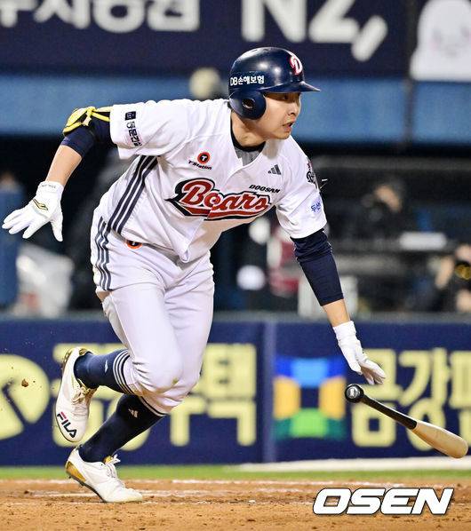 [OSEN=잠실, 민경훈 기자] 2일 오후 서울 잠실야구장에서 2025 신한 SOL Bank KBO리그 두산 베어스와 키움 히어로즈의 경기가 열렸다.이날 두산은 최승용, 키움은 윤현을 선발로 내세웠다.8회말 무사 주자 1루 두산 정수빈이 우익수 앞 안타를 때리고 있다. 2025.04.02 / rumi@osen.co.kr