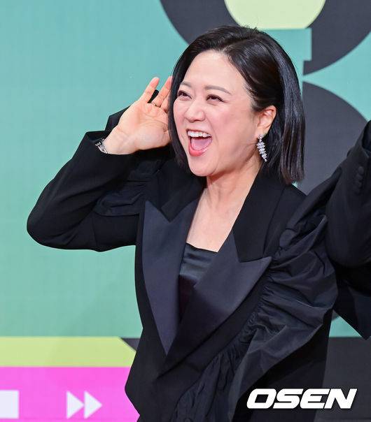[OSEN=지형준 기자] 23일 오후 서울 여의도 KBS 신관 웨딩홀에서 2023 KBS 연예대상 레드카펫 포토월 행사가 열렸다.'사장님 귀는 당나귀 귀' 김숙이 포토타임을 하고 있다. 2023.12.23 / jpnews.osen.co.kr
