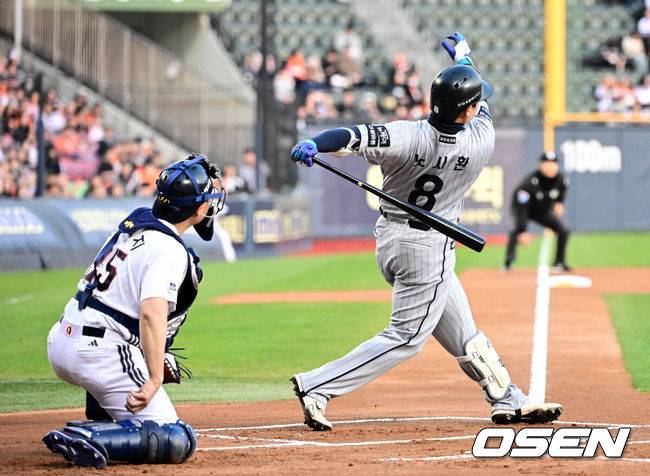 [OSEN=지형준 기자] 8일 오후 서울 잠실야구장에서 2025 신한 SOL Bank KBO리그 두산 베어스와 한화 이글스의 경기가 열렸다.이날 두산은 최승용, 한화는 문동주를 선발로 내세웠다.1회초 무사 1,2루에서 한화 노시환이 선제 좌월 스리런포를 날리고 있다. 2025.04.08 / jpnews@osen.co.kr