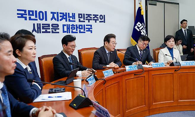 이재명 더불어민주당 대표가 7일 서울 여의도 국회에서 열린 최고위원회의에 참석해 발언하고 있다. 배경천(백드롭) 문구가 '국민이 지켜낸 민주주의 새로운 대한민국'으로 바뀌어 있다. 뉴스1