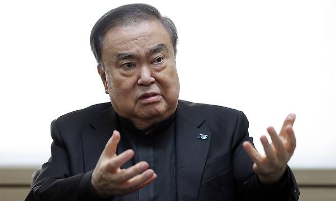 문희상 전 국회의장이 지난 3일 서울 여의도 김대중재단 사무실에서 정치 복원을 위한 분권형 대통령제 개헌 필요성과 차기 정부의 과제는 무엇인지 등에 대한 견해를 밝히고 있다. 이재문 기자