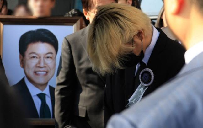 장제원 국민의힘 전 의원의 발인식이 열린 지난 4일 오전 부산 해운대구 해운대백병원 장례식장에서 아들 노엘이 아버지 영정사진 앞에서 고개를 숙인 채 슬픔에 잠겨 있다. 연합뉴스