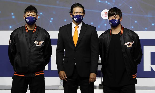 2022 신한은행 SOL KBO 미디어데이가 열린 지난 2022년 3월 31일 서울 용산구 그랜드 하얏트 호텔 그랜드 볼룸에서 한화 수베로 감독과 하주석,노시환이 입장하고 있다. 뉴시스