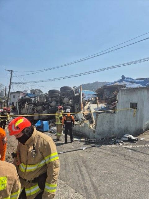 8일 낮 12시 20분께 경남 창원시 마산회원구 회성동 창원교도소 옆 회전교차로에서 26톤 레미콘 차량이 단독주택을 덮친 사고 현장. 사진 제공=독자