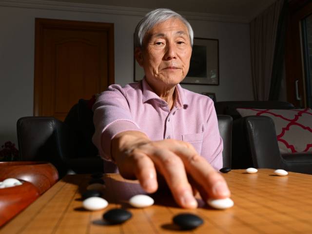 조훈현 국수가 7일 서울 종로구 평창동 자택에서 바둑판에 돌을 놓고 있다. 성형주 기자