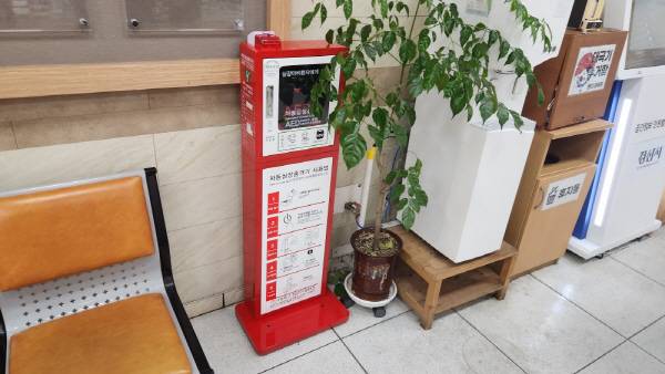 경산시가 시청 별관 등 다중이용시설 11곳에 신규 설치한 자동심장충격기 ⓒ경산시