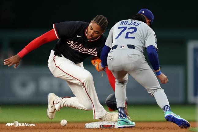 로하스(오른쪽)가 실책을 범하는 장면. /AFPBBNews=뉴스1