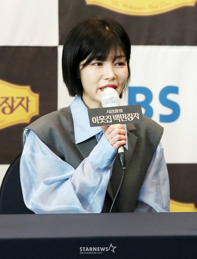 김민지 PD가 8일 오전 서울 중구 프레스센터에서 열린 EBS, E채널 공동 제작 '서장훈의 이웃집 백만장자' 제작발표회에 참석해 인사말을 하고 있다. /2025. 04. 08 /사진=김휘선 hwijpg@