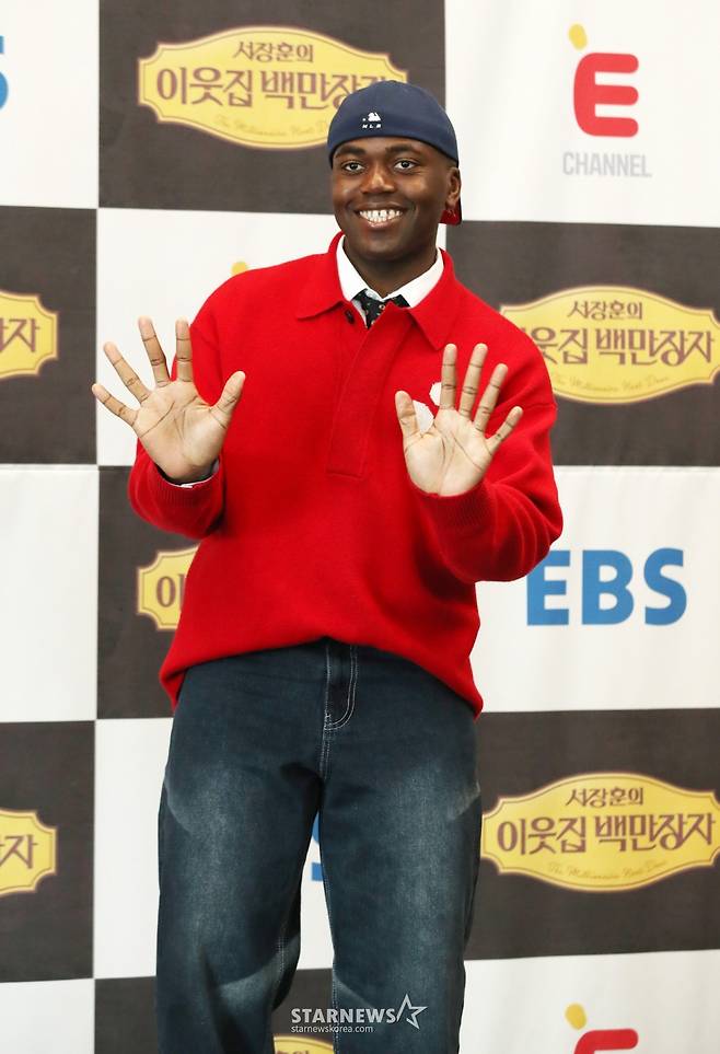 방송인 조나단이 8일 오전 서울 중구 프레스센터에서 열린 EBS, E채널 공동 제작 '서장훈의 이웃집 백만장자' 제작발표회에 참석해 포즈를 취하고 있다. /2025. 04. 08 /사진=김휘선 hwijpg@