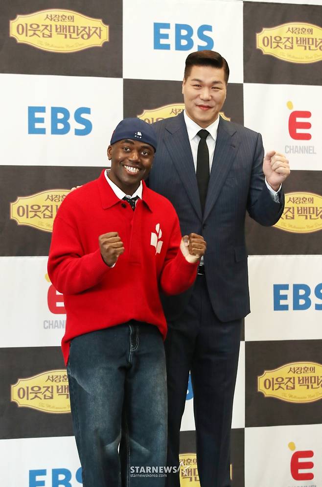 방송인 조나단, 서장훈이 8일 오전 서울 중구 프레스센터에서 열린 EBS, E채널 공동 제작 '서장훈의 이웃집 백만장자' 제작발표회에 참석해 포즈를 취하고 있다. /2025. 04. 08 /사진=김휘선 hwijpg@