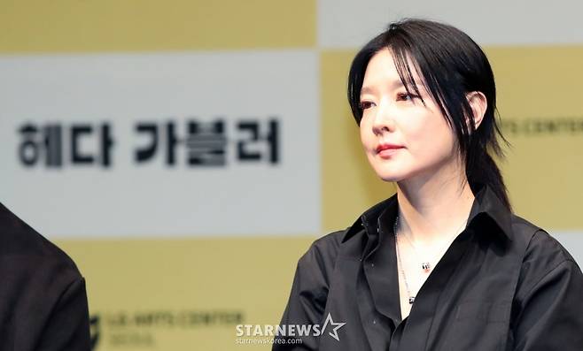 배우 이영애가 8일 서울 강서구 LG아트센터에서 열린 연극 '헤다 가블러' 제작발표회에 참석해 질의응답을 하고 있다./2025.04.08 /사진=김휘선 hwijpg@