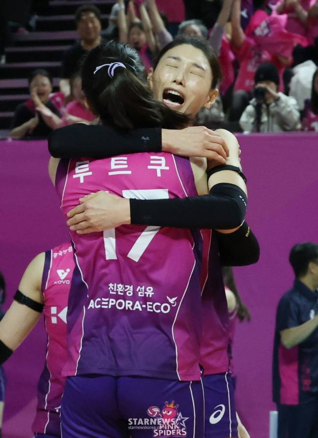 흥국생명 김연경(오른쪽)이 8일 정관장과 챔프전 5차전에서 팀 득점 후 투트쿠와 뜨거운 포옹을 나누고 있다. /사진=김진경 대기자